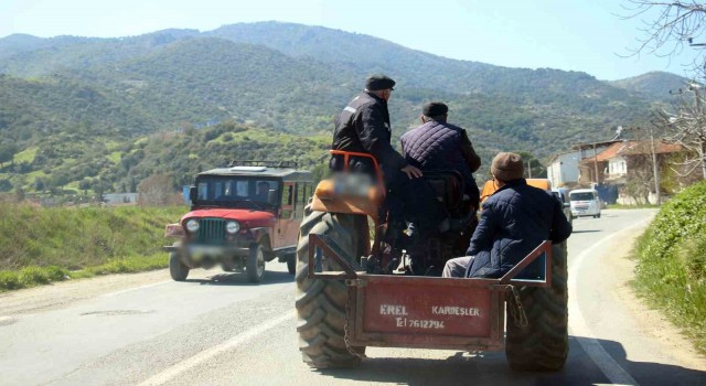 Traktör arkasında tehlikeli yolculuk
