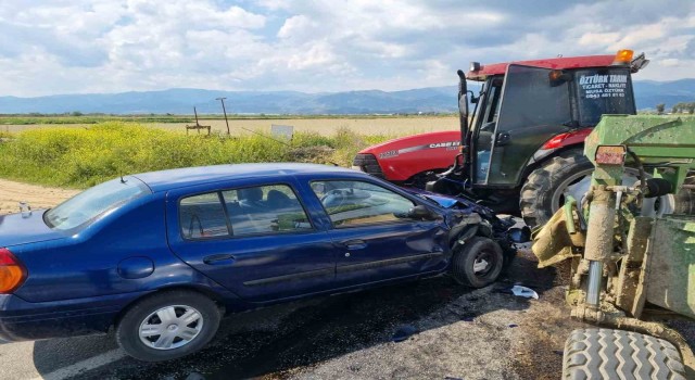 Traktör ile otomobil çarpıştı: 1 yaralı