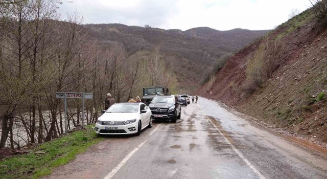 Tuncelide otomobil çaya uçtu: 3 genç kayıp