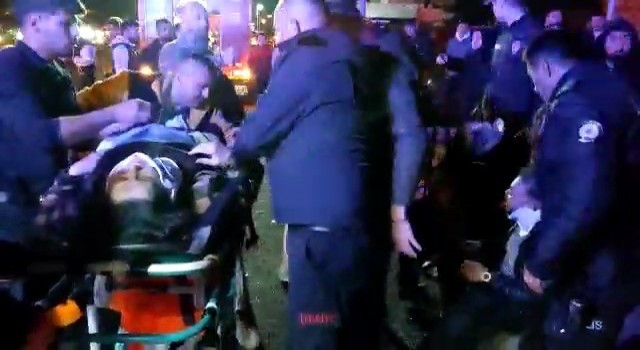 Tur minibüsü ile otomobil çarpıştı: 20 kişi yaralandı