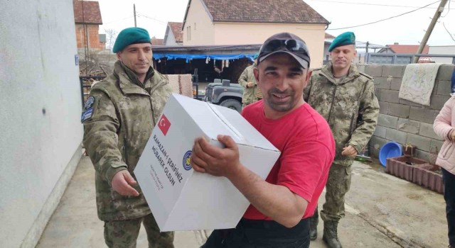Türk askeri Kosovada Ramazan kolisi dağıttı