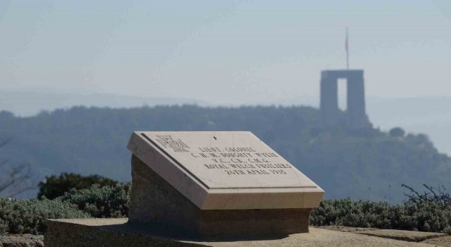 ‘Türk dostu İngiliz subay mezarı Şehitler Abidesini selamlıyor