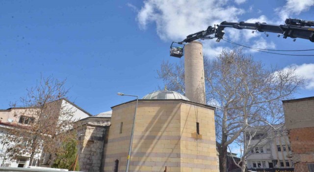 Türkiyenin türbeye açılan mihraplı tek camisinin minaresi söküldü