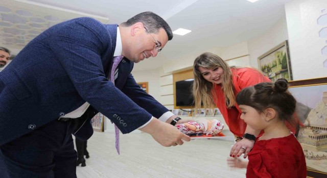Tütüncü, personeliyle bayramlaştı