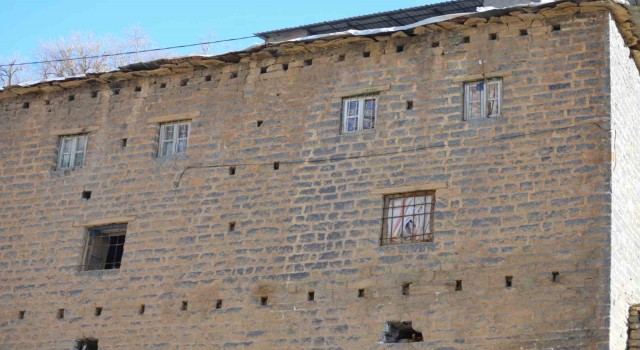 Uludere ilçesindeki asırlık kolonsuz taş evler yıllara meydan okuyor