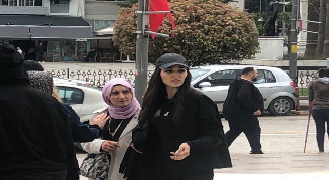 Ünlü oyuncu Hande Erçel Bandırmada dedesinin cenazesine katıldı