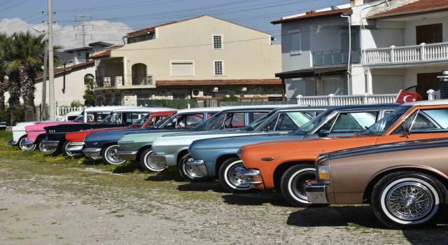 Urlada klasik otomobiller göz kamaştırdı