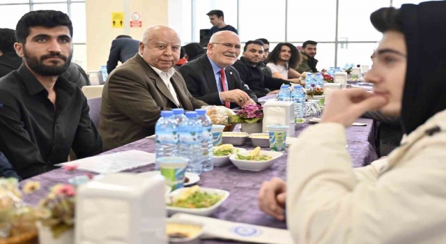 Uşak Üniversitesi depremzede öğrencileri iftarda buluşturdu