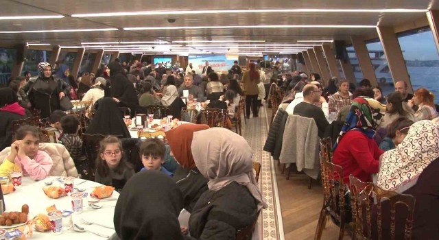 Üsküdarda misafir depremzedeler boğaz turunda oruçlarını açtı