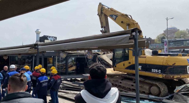 Üsküdardaki ruhsatsız işletme yıkıldı