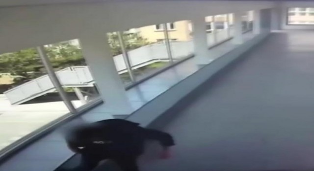 Üst geçitte yaşanan saldırı anı güvenlik kameralarına yansıdı