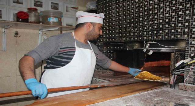 Ustaların 300 derecelik fırının karşısında oruçla imtihanı