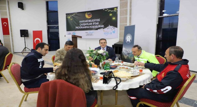 Vali Akbıyık belediye personeli ile iftar açtı