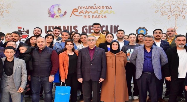 Diyarbakır Valisi Ali İhsan Su, gençlerle iftar yaptı