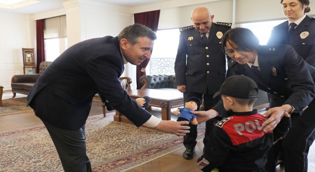 Vali Ataydan küçük polise hediye