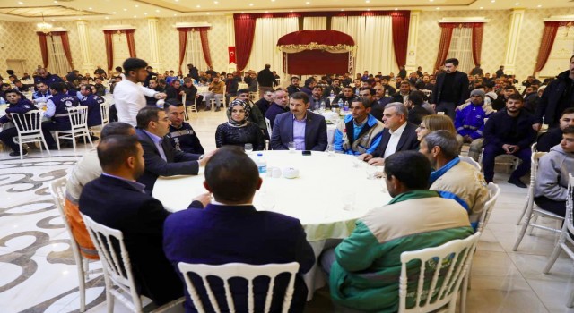 Vali Ayhan ve Başkan Canpolat, iftarda vatandaşlarla bir araya geldi