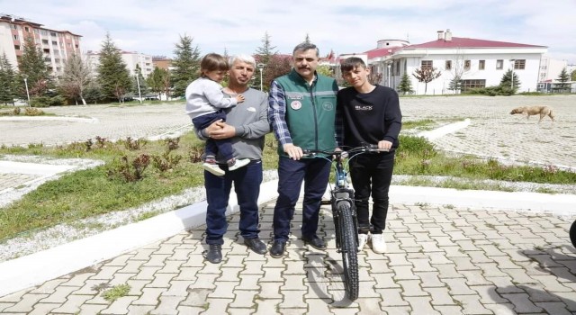 Vali Çiftçiden depremzede çocuklara bayram hediyesi