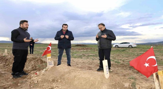 Vali Kızılkaya depremde hayatını kaybeden vatandaşların mezarını ziyaret etti