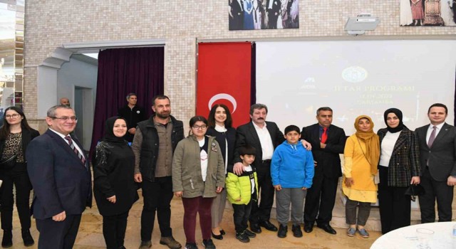 Vali Orhan Tavlı, deprem bölgesinden gelen öğretmenler ile iftar yaptı