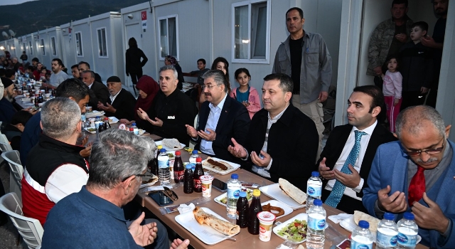 Vali Yılmaz, depremzedelerle iftarda buluştu