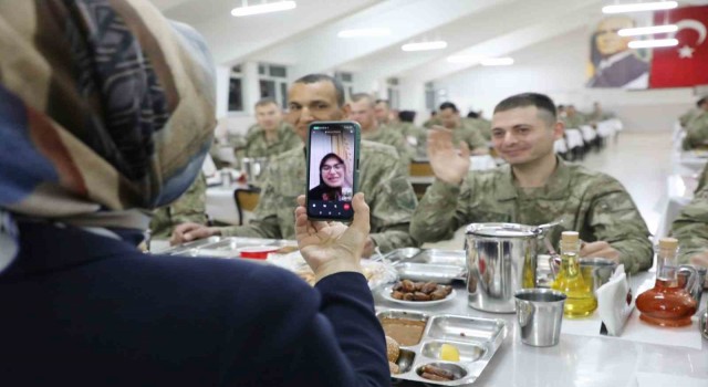 Validen, Ramazanın son iftarında Mehmetçik annesine görüntülü görüşme sürprizi