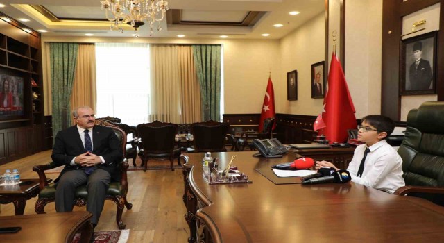 Valilik koltuğuna oturdu, “ Mahallere kütüphaneler kuracağım”