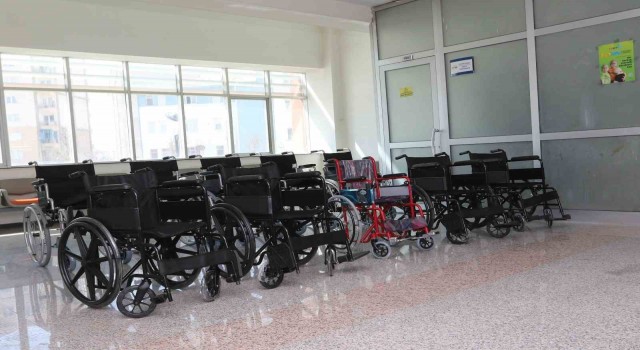 Van Büyükşehir Belediyesinde 10 vatandaşa tekerlekli sandalye