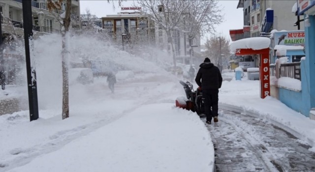 Van Büyükşehir Belediyesinden nisan ayında karla mücadele çalışması
