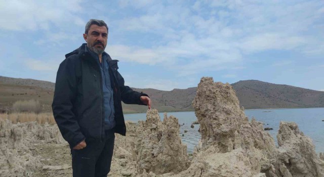 Van Gölünde sular çekilince ortaya çıktı
