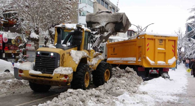 Vanda 83 yerleşim yerinin yolu kardan kapandı