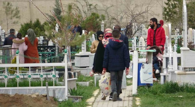 Vanda Arefe günü şehitlik ve mezarlıklar doldu taştı