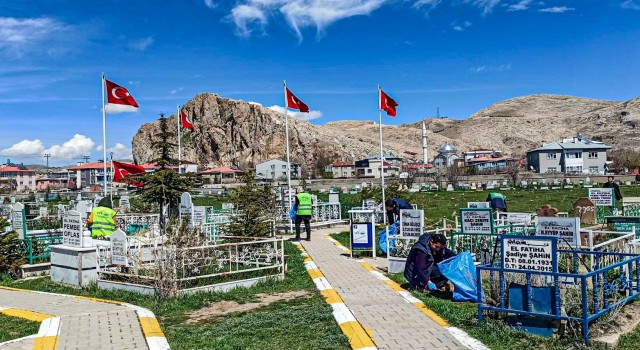 Vanda Ramazan Bayramı öncesi mezarlıklar temizlendi