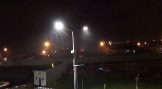 Vanda sağanak yağış etkili oldu, ev ve iş yerlerini su bastı
