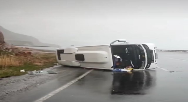 Vanda trafik kazası: 16 yaralı