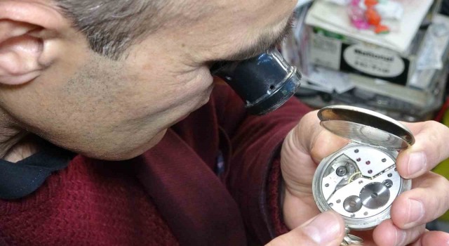 Vanlı usta asırlık saatlere ayar veriyor
