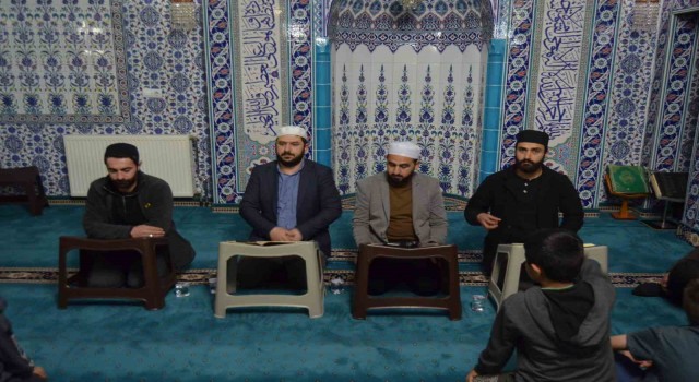 Vartolular Kadir Gecesinde camilere akın etti
