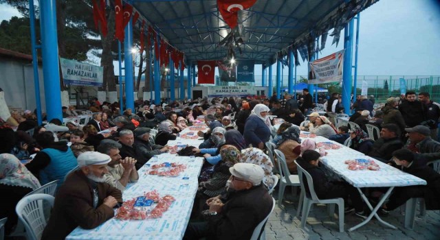 Vatandaşlar, Büyükşehirin iftar sofralarında bir araya gelmeye devam ediyor