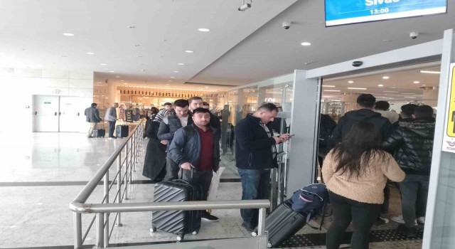 Vatandaşlar yeni açılan Ankara-Sivas Yüksek Hızlı Treni önünde uzun kuyruklar oluşturdu