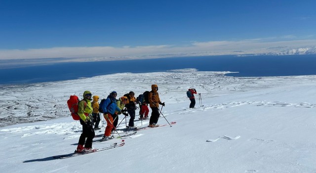 Yabancı dağcılar Nemrut Dağında dağ kayağı yaptı