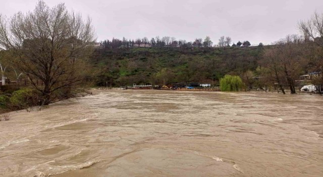 Yağış nedeniyle kapanan Tunceli-Ovacık karayolunda çalışmalar sürüyor