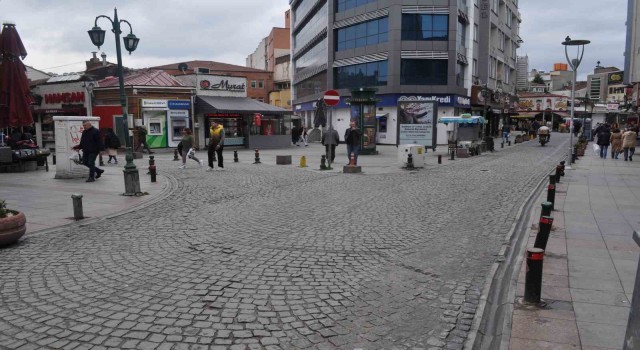 Yağmur yağdı, çarşı sokakları bomboş kaldı