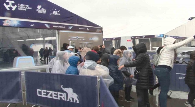 Yağmura rağmen vatandaşlar TEKNOFESTe akın etti