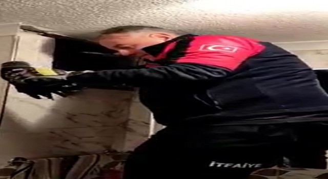 Yalovada havalandırmada sıkışan kargayı itfaiye kurtardı