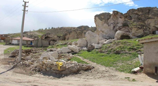 Yamaçtan kopan kaya parçaları büyük korkuya neden oldu