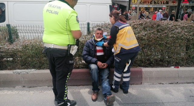Yayalara yol veren ATVye hafif ticari araç çarptı: 3 yaralı