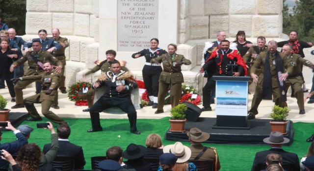 Yeni Zelanda askerleri atalarını Haka dansıyla andı