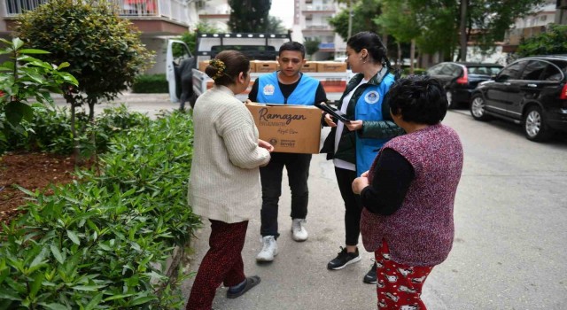 Yenişehir Belediyesi yardım kolisi dağıtımını sürdürüyor