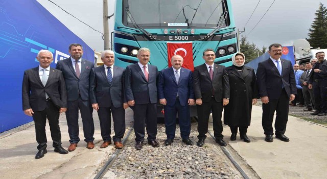 Yerli ve milli ‘Elektrikli Ana Hat Lokomotifi E5000 törenle raya indirildi