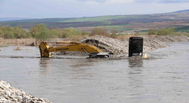 Yeşilırmakta su seviyesi yükseldi, iş makinesi sular altında kaldı, balıklar kıyıya vurdu