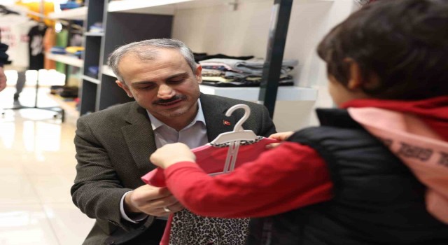 Yetim çocuklara bayramlık hediyesi